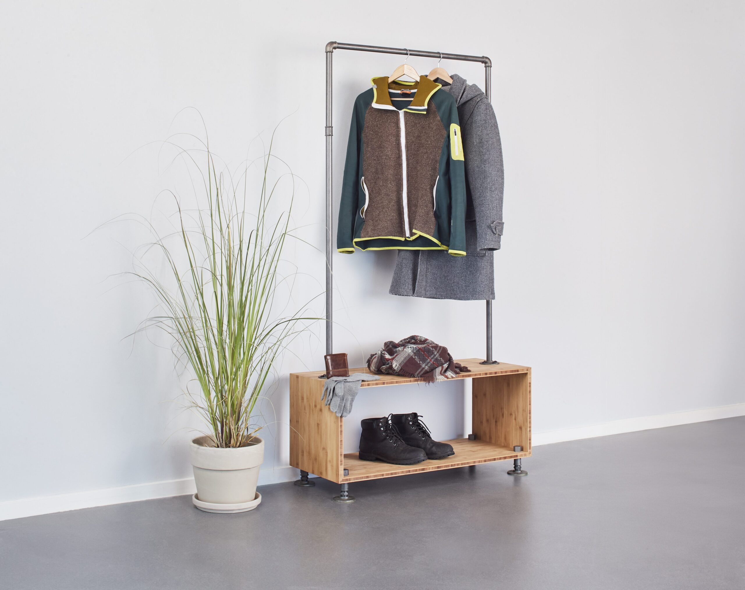 Garderobe Pardessus mit Bambus und anthraziten Rohren